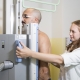 Röntgenassistentin und Patient am Röntgenerät